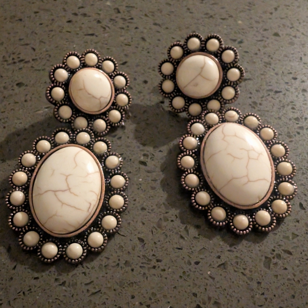 Elegant Cream and Gold Statement Earrings - Picture 7 of 8